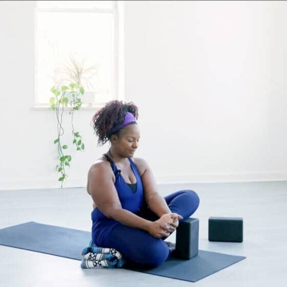 Dianne demonstrates fire log pose with blocks.